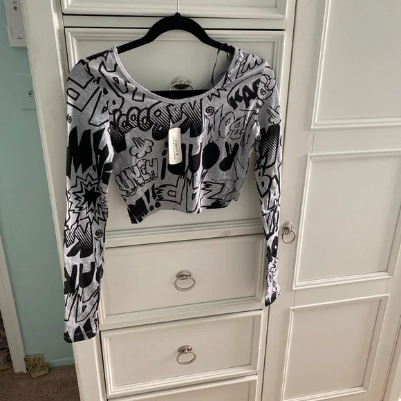 Forever 21 NWT Crop Top- Long Sleeve- Grey & Black Batman Inspired Size Medium - Picture 2 of 12